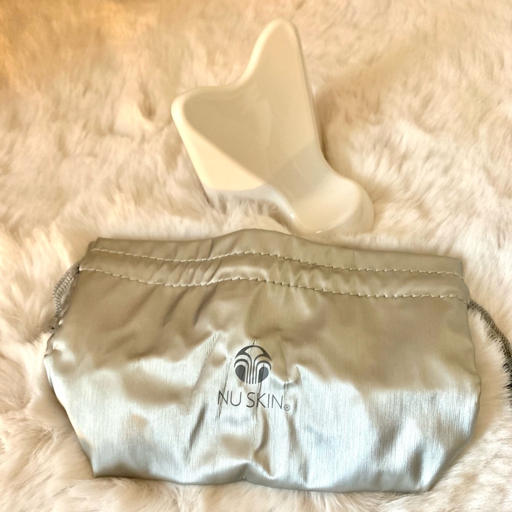 New NuSkin Stand and Bag for Accessories